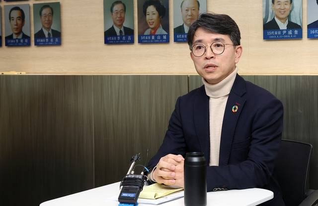 ▲ 기자들 질문에 답하는 김완섭 장관. 연합뉴스