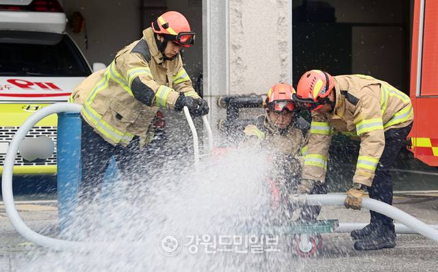 ▲ 강원내륙과 산간지역에 최대 150mm의 폭우가 예보된 가운데 16일 춘천소방서에서 소방대원들이 배수펌프를 점검 하고 있다. 방도겸 기자