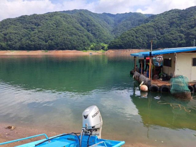 ▲ 16일 오전 8시 21분쯤 화천군 간동면 방천리 파로호에서 80대 A씨가 숨진 채 발견됐다. 강원소방본부 제공