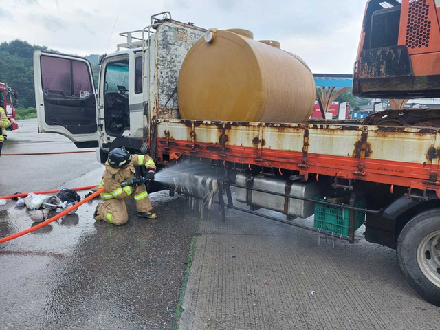 ▲ 16일 오전 6시 8분쯤 횡성군 안흥면 영동고속도로 횡성휴게소에서 화물차 운전석과 엔진룸 일부가 불에 탔다. 강원소방본부 제공