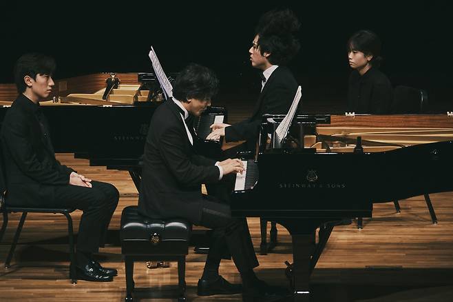 피아니스트 손민수(왼쪽)와 임윤찬이 15일 서울 예술의전당 콘서트홀에서 열린 듀오 리사이틀에서 연주하고 있다. 현대카드·목프로덕션 제공