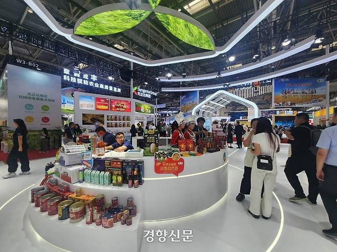 16일 중국 베이징 순이구 중국국제전시센터에서 열린 제3회 중국국제공급망박람회 녹색농업전시관에 사람들이 북적였다. /박은하 기자.