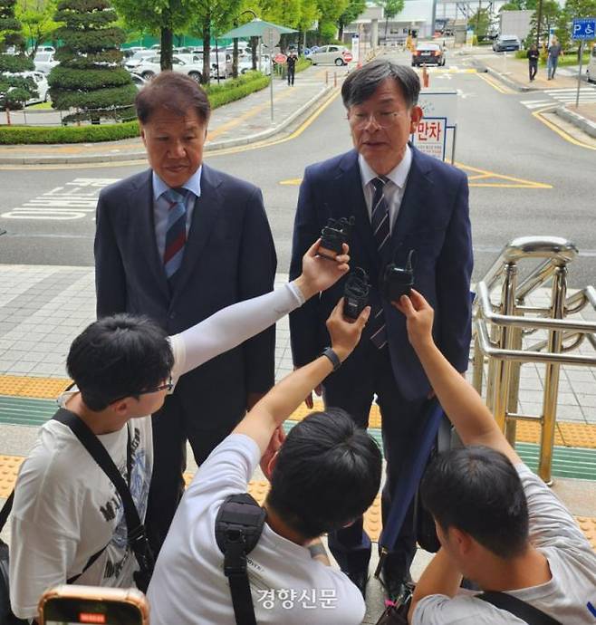 김수현(왼쪽)·김상조 전 청와대 정책실장이 16일 대전지법 앞에서 통계조작 의혹 사건에 대한 입장을 밝히고 있다. 강정의 기자