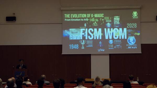 지난 15일 오후 1시(현지시간) 이탈리아 토리노에서 열린 세계마술연맹 총회에서 ‘제30회 세계마술챔피언십’ 유치 경쟁 프레젠테이션이 열리고 있다. 부산국제매직페스티벌 제공