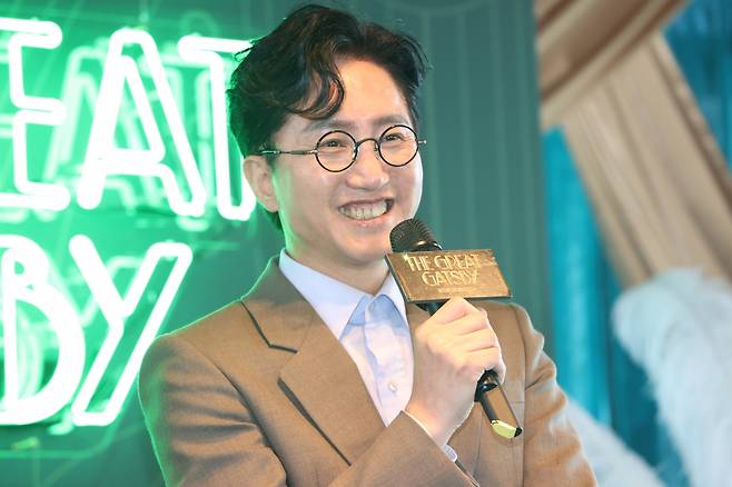 신춘수 오디컴퍼니 대표가 15일 서울 서초구 솔빛섬 무드서울에서 열린 뮤지컬 ‘위대한 개츠비’의 쇼케이스에서 인사말을 하고 있다. 연합뉴스