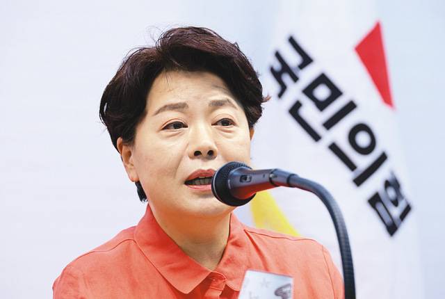 윤희숙 국민의힘 혁신위원장이 16일 서울 여의도 중앙당사에서 기자회견을 열고 있다. 윤 위원장은 송언석 비상대책위원장과 나경원·윤상현·장동혁 의원을 1차 인적 청산 대상으로 지목했다. 연합뉴스