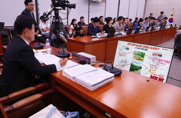 지난 14일 국회 외교통일위원회에서 열린 인사청문회에서 정동영 통일부 장관 후보자가 국민의힘 김기현 의원의 질의를 경청하는 모습. 연합뉴스