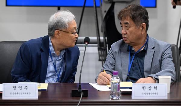 ▲16일 서울 종로구 국정기획위원회에서 열린 미디어혁신범국민협의체(가칭) 추진을 위한 의견수렴 간담회에서 정연주 전 방송통신심의위원장(왼쪽)과 한상혁 전 방송통신위원장이 대화하고 있다. ⓒ연합뉴스