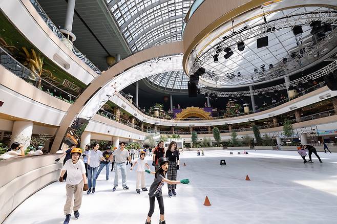 아이스링크에서 스케이트를 타며 더위를 피하고 있는 사람들 / 사진=롯데월드 어드벤처