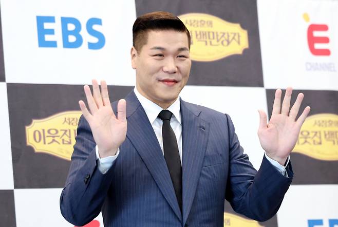 방송인 절친 이상민의 재혼 축의금으로 300만원을 줬다는 사실이 공개되면서 화제를 모았다. 사진은 지난 4월 서울 중구 한국프레스센터에서 열린 EBS, E채널 '서장훈의 이웃집 백만장자' 제작발표회에 참석한 방송인 서장훈. /사진=뉴스1