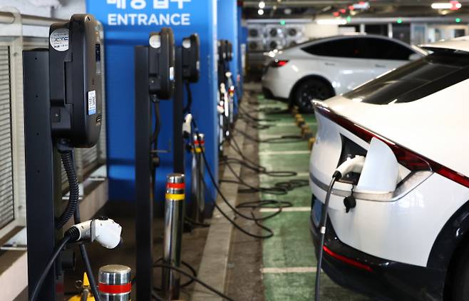 서울시가 12월5일까지 '2025년 하반기 전기차 보조금' 신청을 받는다. 사진은 서울 시내 한 쇼핑몰에 설치된 전기자동차 충전소. /사진=뉴시스