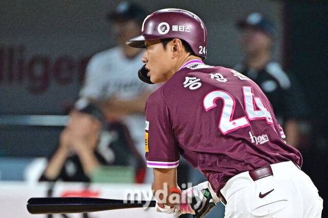 3일 경기도 수원 KT위즈파크에서 열린 '2025 신한 SOL BANK KBO리그' 키움 히어로즈와 KT 위즈 경기. 키움 송성문이 8회초 2사에 안타를 치고 있다./마이데일리