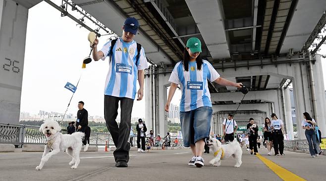 웰니스 서울 2024가 6일 오후 서울 반포대교 남단에서 열린 가운데 ‘느림보 거북이 마라톤’에 참가한 시민들과 반려견들이 밝은 표정으로 걷고 있다. 박해묵 기자