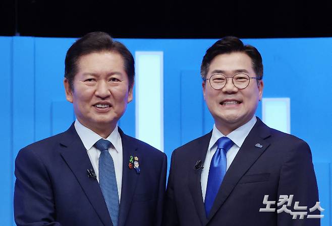 더불어민주당 정청래(왼쪽)·박찬대 당대표 후보가 16일 서울 양천구 목동 SBS에서 TV토론회에 앞서 기념촬영을 하고 있다. 국회사진기자단