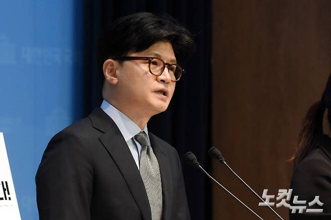 제21대 대통령 선거 출마를 선언한 한동훈 국민의힘 전 대표가 15일 서울 여의도 국회 소통관 기자회견장에서 정책 비전 발표를 하고 있다. 윤창원 기자