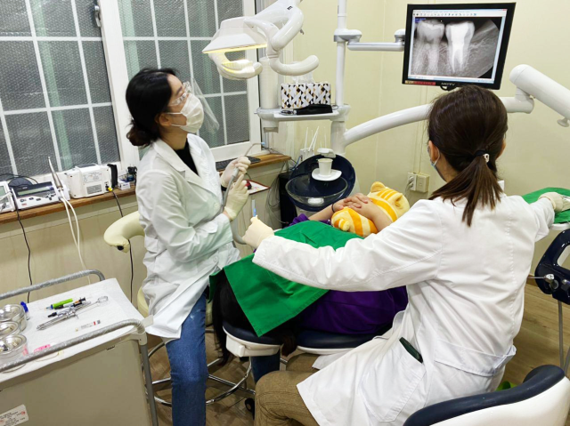 ▲서울시립 십대여성건강센터 '나는 봄'에서 봉사하는 전문의가 위기청소년을 진료하고 있다.ⓒ나는봄 제공