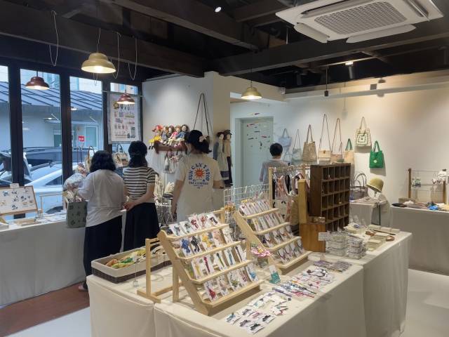 ▲강릉시와 강릉문화재단은 지난 5월부터 ‘안테나숍 아트마켓’을 운영해 공예문화를 일상 속에 자연스럽게 녹여내며, 명주동 골목에 새로운 문화 활력을 불어넣고 있다. ⓒ강릉시