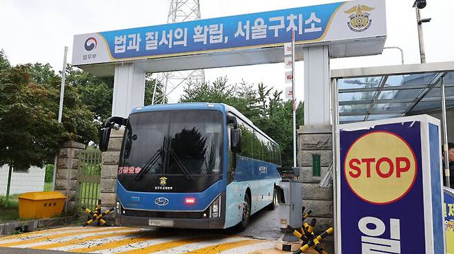 15일 경기도 의왕시 서울구치소에서 법무부 호송차량이 구치소를 나서고 있다. (사진=연합뉴스)