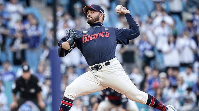 롯데 자이언츠 새 외국인 투수 알렉 감보아가 5월 27일 대구삼성라이온즈파크에서 열린 2025 프로야구 삼성 라이온즈와 방문 경기에서 투구하고 있다.