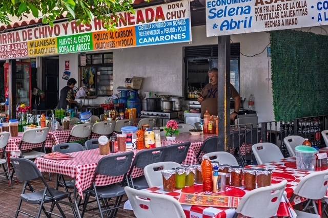 멕시코 데킬라 지역의 한 노상 식당의 모습. 기본적으로 테이블 위에 다양한 살사가 놓여 있다. 살사는 여러 가지 재료를 하나로 이어 주는 역할을 한다.