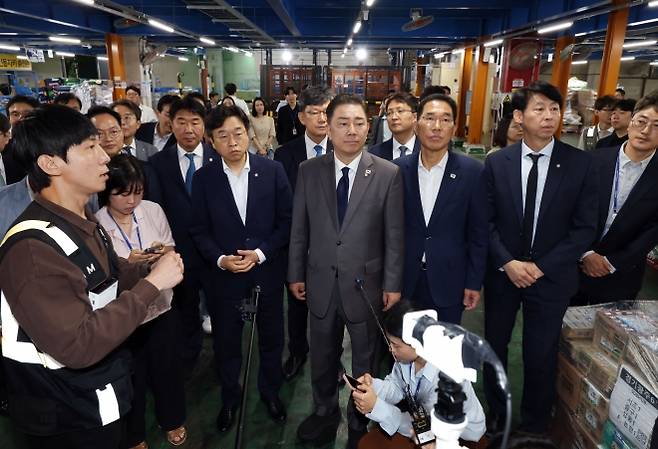 김병기 더불어민주당 당대표 직무대행 겸 원내대표가 16일 폭염 관련 물류센터 현장점검을 위해 서울 서초구 쿠팡 서초1캠프를 방문해 작업장 등을 둘러보고 있다. 연합뉴스