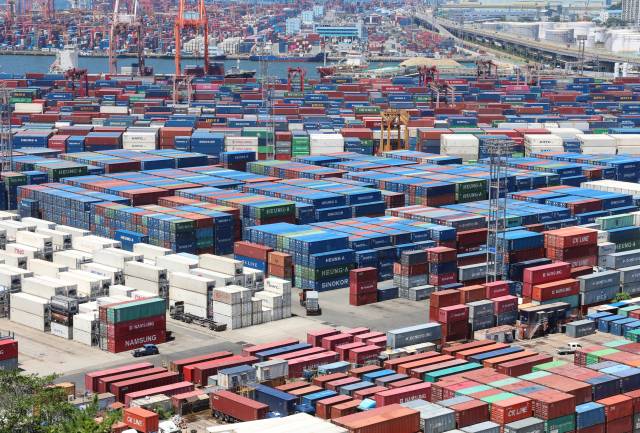6월 30일 부산항 신선대부두, 감만부두에 컨테이너가 가득 쌓여 있는 모습. 연합뉴스.