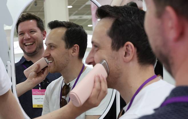 서울국제화장품미용,건강산업 박람회에서 한 외국인이 뷰티디바이스를 체험하고 있다. ⓒ연합뉴스