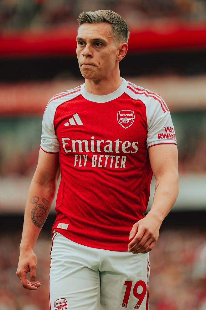 바이에른 뮌헨은 리버풀의 루이스 디아즈의 영입을 원하고 있으나 데려오지 못할 경우에 대한 ‘플랜B’로 아스널의 벨기에 국가대표 윙어 레안드로 트로사르를 염두에 두고 있다. 사진출처|아스널 페이스북