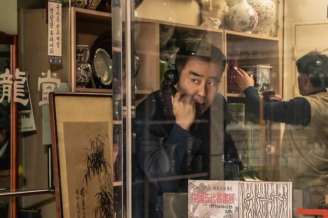 디즈니+ 오리지널 시리즈 ‘파인: 촌뜨기들’이 오늘(16일) 1~3회를 첫 공개하며, 신안 앞바다에 숨겨진 보물선을 둘러싼 욕망과 배신을 그린 본격 한탕 드라마의 서막을 연다. 사진제공 | 월트 디즈니 컴퍼니 코리아