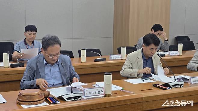 김종훈 부시장(윈쪽)은 지난 14일 시청 시정회의실에서 관광진흥위원회 심의를 하고 있다. 사진제공ㅣ포천시