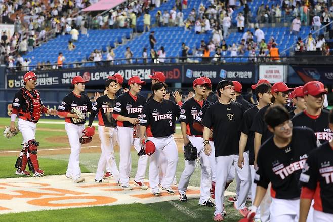 KIA는 대타 작전이 맞아떨어지며 부상자 속출한 위기 속에서도 전반기를 4위로 마무리했다. 사진제공|KIA 타이거즈