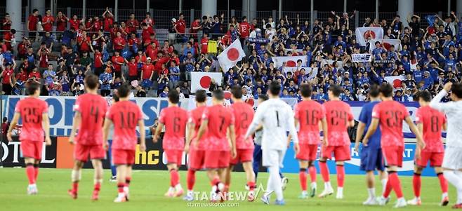 대한민국 축구대표팀 선수들이 15일 용인미르종합운동장에서 열린 2025 동아시아축구연맹(EAFF) E-1 챔피언십(동아시안컵) 일본과의 최종전에서 0-1로 패하며 우승컵을 일본에 내줬다. 일본응원단에 인사하며 아쉬움 가득한 표정으로 마무리하고 있는 태극전사들. 2025.07.15. /사진=강영조 선임기자