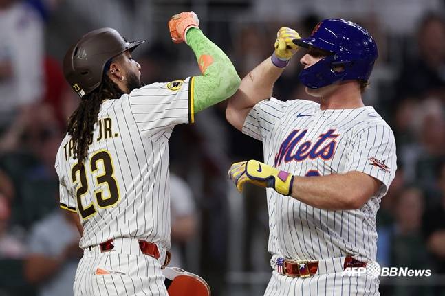 내셔널리그 피트 알론소(오른쪽)가 16일(한국시간) 열린 2025 MLB 올스타전에서 6회말 3점 홈런을 터트리고 페르난도 타티스 주니어와 세리머니를 하고 있다. /AFPBBNews=뉴스1