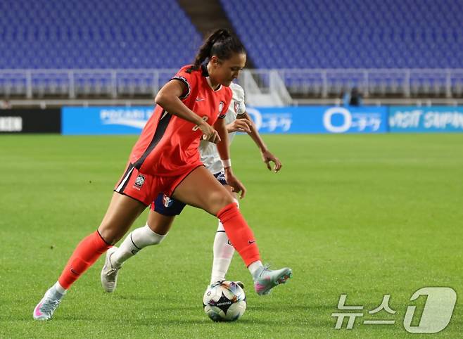 케이시 유진 페어가 16일 오후 7시 30분 수원월드컵경기장에서 열린 2025 동아시아축구연맹(EAFF) E-1 챔피언십(동아시안컵) 3차전 대만을 상대로 드리블을 시도하고 있다. /사진=뉴스1