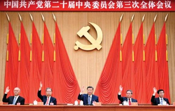 시 주석(가운데) 등 중국 최고 지도부가 지난해 7월 18일 중국공산당 제20기 중앙위원회 제3차 전체회의(3중전회) 결의안을 거수로 통과시키고 있다. 뉴시스