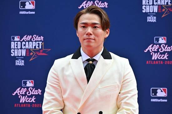 LA 다저스 야마모토 요시노부가 16일(한국시간) 올스타전 경기를 앞두고 레드카펫 행사에 모습을 드러냈다. 연합뉴스