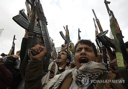 예멘 후티반군 지지자들 (사나 EPA=연합뉴스 자료사진) 2025년 4월 18일 예멘 수도 사나에서 후티반군 지지자들이 미군의 공습에 항의하는 집회를 열고 있다. (EPA/YAHYA ARHAB) 2025.7.16.