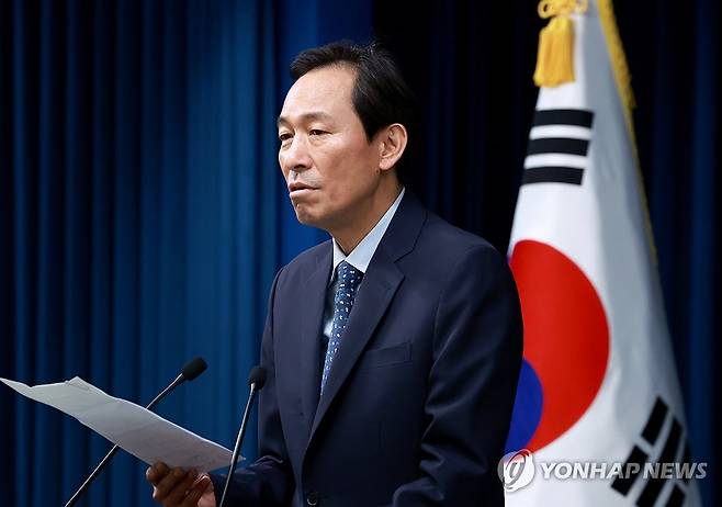 대통령-총리 주례회동 브리핑 하는 우상호 정무수석 (서울=연합뉴스) 홍해인 기자 = 우상호 대통령실 정무수석이 7일 서울 용산 대통령실 청사에서 이재명 대통령과 김민석 국무총리의 주례회동 관련 브리핑을 하고 있다. 2025.7.7 hihong@yna.co.kr