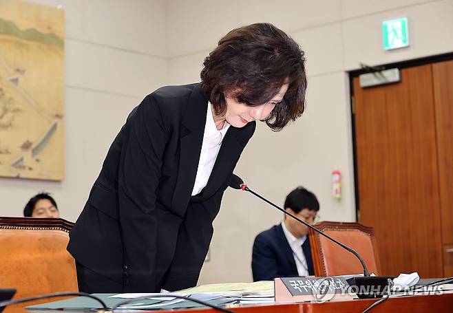 이진숙 후보자의 사과 (서울=연합뉴스) 박동주 기자 = 이진숙 사회부총리 겸 교육부 장관 후보자가 16일 서울 여의도 국회 교육위원회에서 열린 인사청문회에서 자녀 조기 유학 등 논란과 관련해 고개숙여 사과하고 있다. 2025.7.16 pdj6635@yna.co.kr