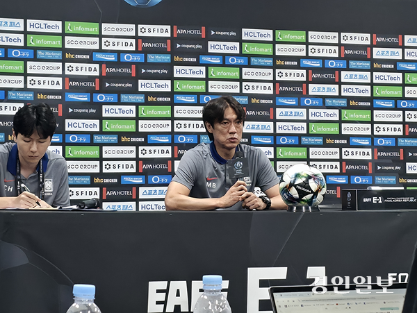 홍명보 한국 축구대표팀 감독이 15일 용인미르스타디움에서 열린 2025 동아시아축구연맹(EAFF) E-1 챔피언십(동아시안컵) 일본과의 최종전을 치르고 기자회견을 하고 있다. 2025.7.15 /이영선기자 zero@kyeongin.com