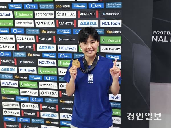 한국 여자 축구대표팀 지소연이 2025 EAFF E-1 챔피언십 우승 메달을 들고 기뻐하고 있다. 2025.7.16 /이영선기자 zero@kyeongin.com