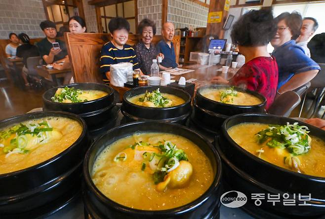 수원시 장안구 백세삼계탕 수원본점이 몸보신을 위해 삼계탕을 먹으러 온 손님으로 붐비고 있다. 사진=중부일보DB