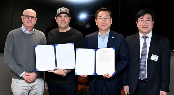 올해 초 유정복 시장과 윤원석 인천경제청장이 미국 출장에서 MBS그룹 제이슨 해리튼 최고자산책임자 등과 K-콘 랜드 조성사업 투자의향서를 받고 포즈를 취하고 있다.