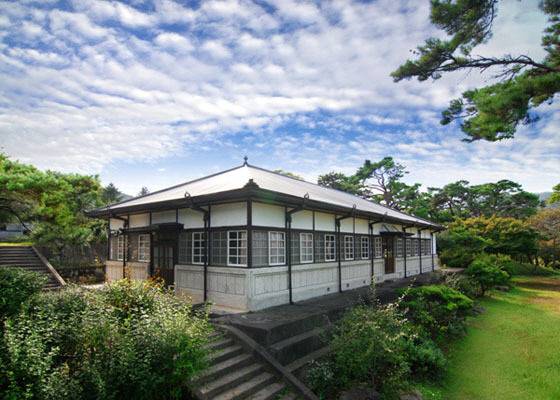 원불교 신앙의 대상이자 수행의 표본인 법신불 일원상이 모신 영산성지의 중심 건물. /연합뉴스