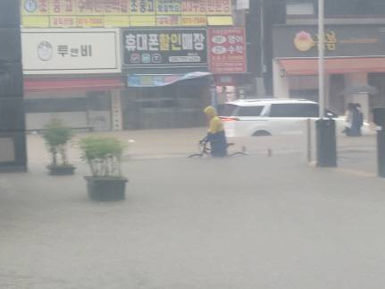 침수로 성인 허리까지 물이 차오른 광주 시내. sns캡처