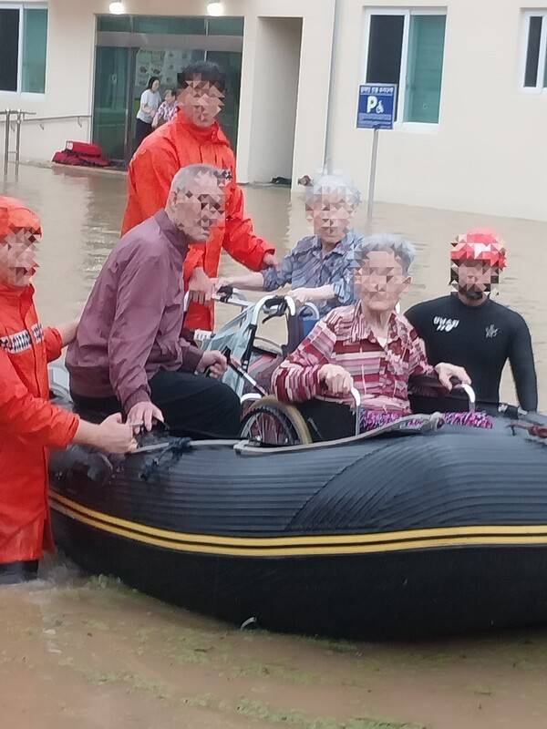 17일 밀양 한 요양원 환자들이 구조보트로 옮겨지고 있다. /경남소방본부