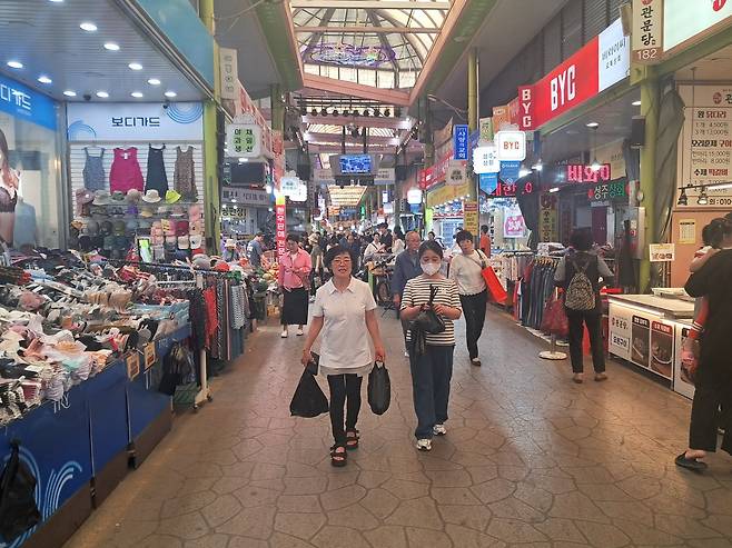 활기 찬 대구 서남시장 골목에서 웃음 짓는 엄마와 이모.