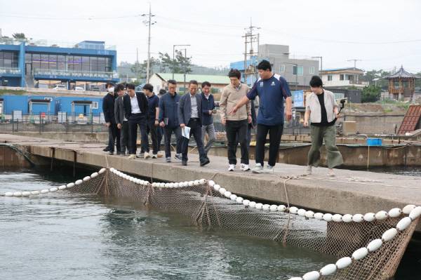 이강덕 포항시장이 지난 16일 구룡포와 장기 지역의 수산 분야 주요 현안 사업 현장을 둘러보고 있다. 동끝 해상 낚시터.