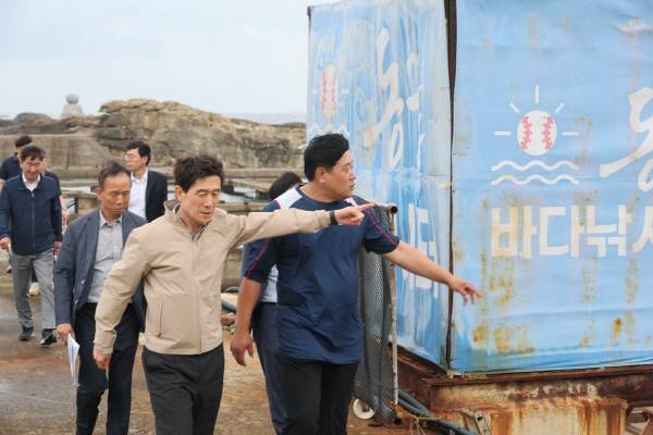 이강덕 포항시장이 지난 16일 구룡포와 장기 지역의 수산 분야 주요 현안 사업 현장을 둘러보고 있다. 동끝 해상 낚시터.