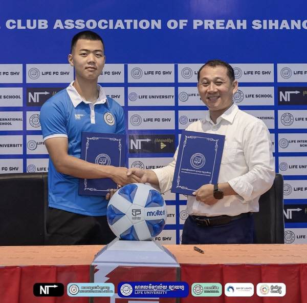 경일대 축구부 김현수 선수가 2025-2026 시즌을 앞두고 캄보디아 프로축구 최상위 리그 소속팀인 라이프 FC(Life FC)와 정식 프로 계약을 체결, 해외무대에 도전한다. 경일대.